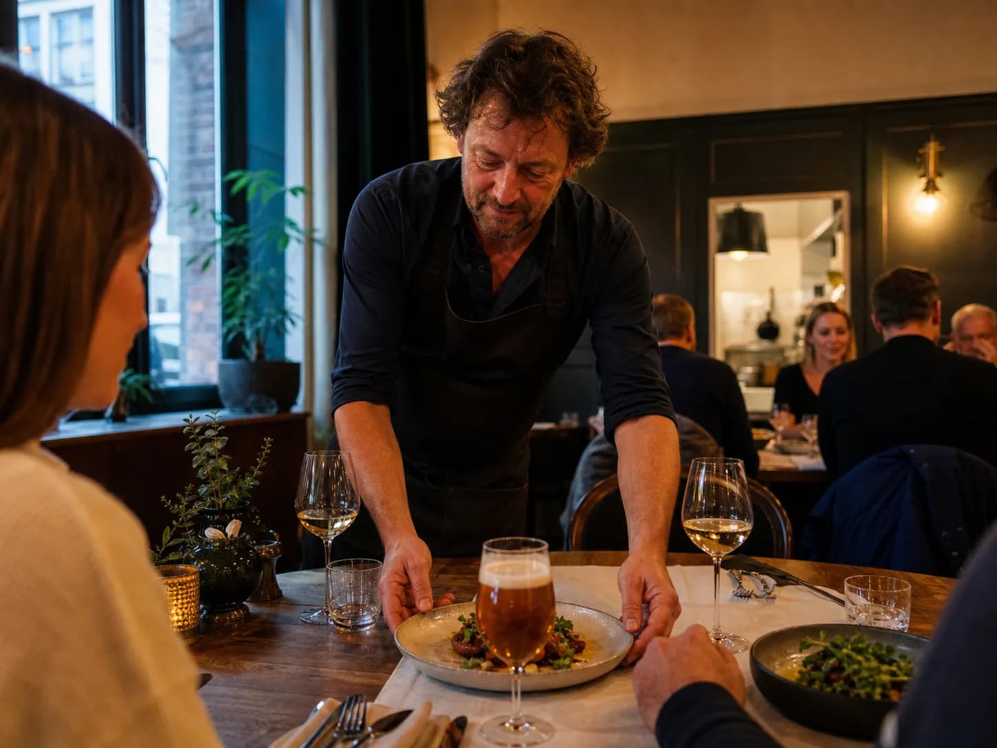 Restaurantier die een bord serveert in een buurtrestaurant