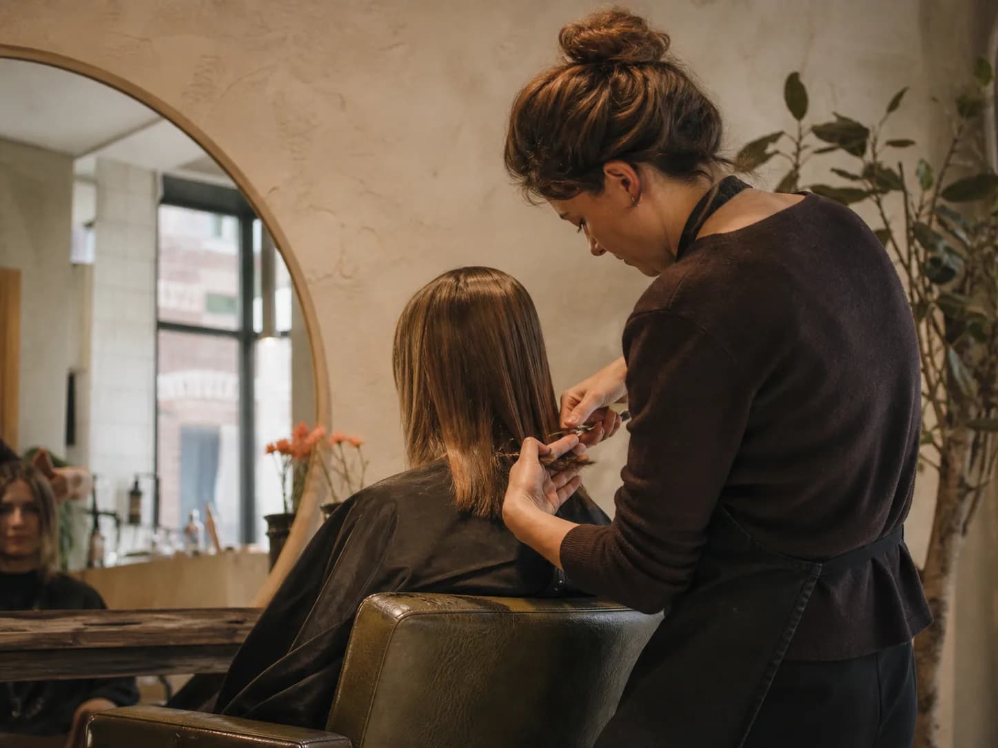 Kapsalon waarin een kapster een klant knipt